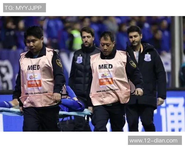 足球明星周正受伤事件引发球迷热议与媒体关注的背后故事